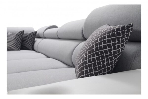 Front view of MODIVO IV MAXI with chrome metal feet.